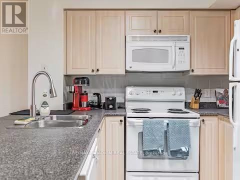 3703-30 Grand Trunk Crescent, Toronto, ON, M5J 3A4 - 6