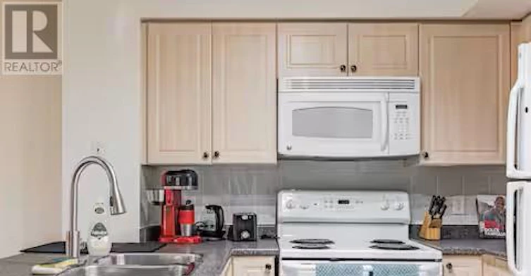 3703-30 Grand Trunk Crescent, Toronto, ON, M5J 3A4 - 6