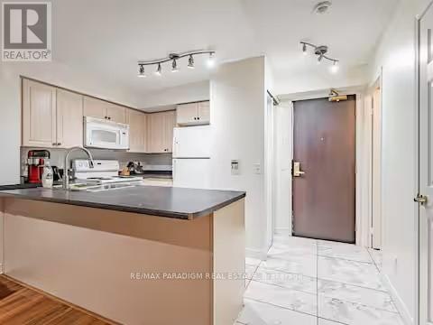 3703-30 Grand Trunk Crescent, Toronto, ON, M5J 3A4 - 7
