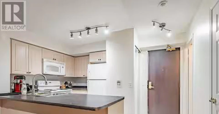3703-30 Grand Trunk Crescent, Toronto, ON, M5J 3A4 - 7