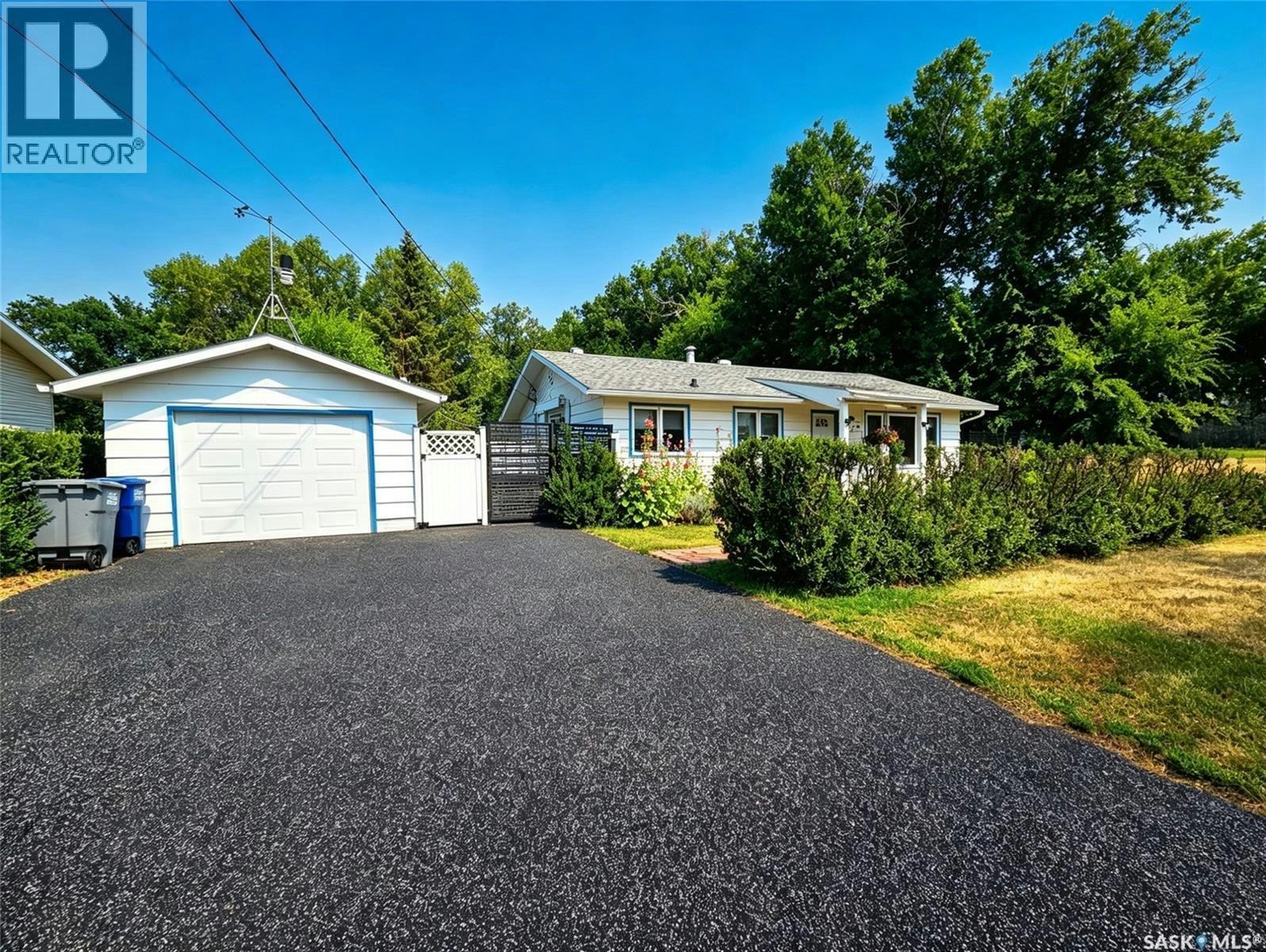 203 Pottery Street, Eastend, SK, S0N 0T0