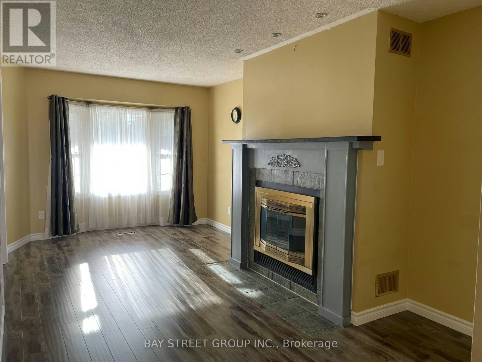 27 Lindsay Court, Barrie, ON, L4M 6G5 - 3