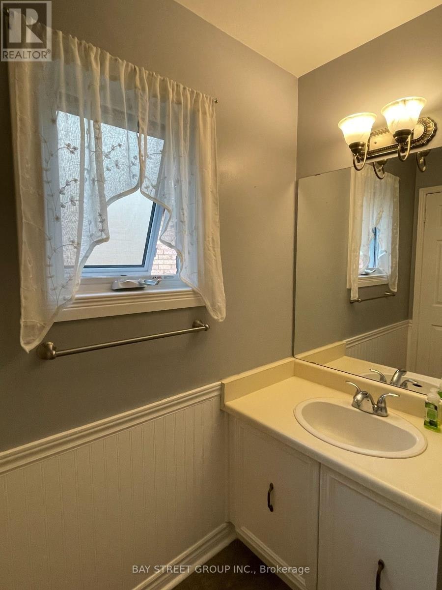 27 Lindsay Court, Barrie, ON, L4M 6G5 - 13