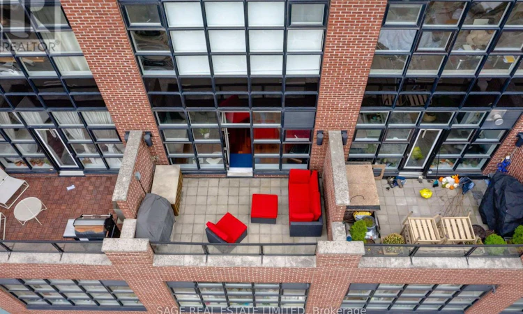 402-261 King Street E