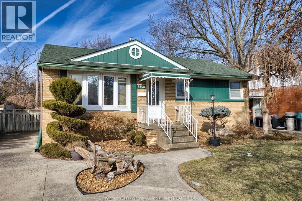 3858 Hillcrest Boulevard, Windsor, ON, N9C 2E3