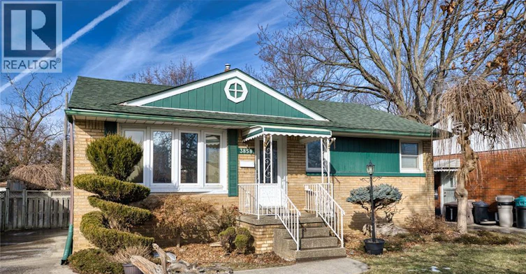 3858 Hillcrest Boulevard, Windsor, ON, N9C 2E3