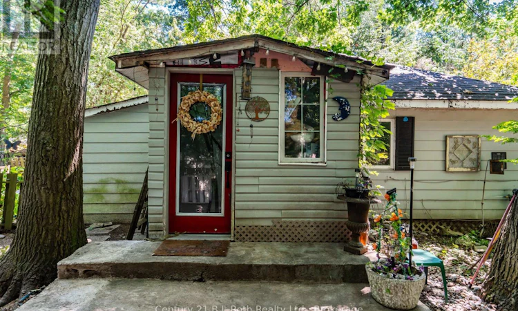 307 Tiny Beaches Road W