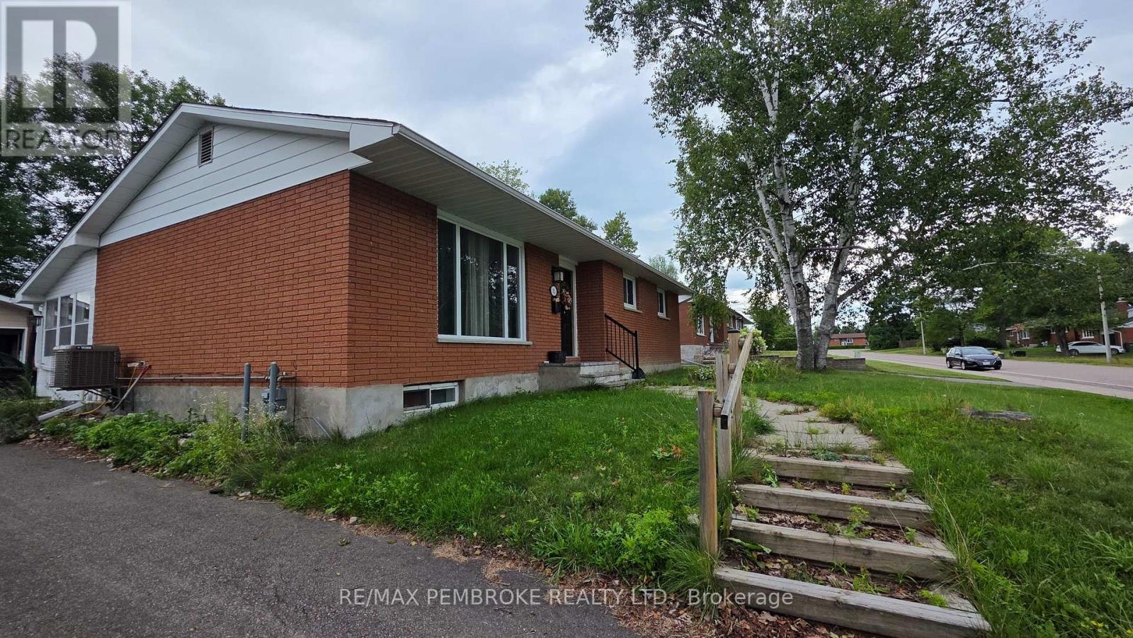 32 Park Drive, Petawawa, ON, K8H 2E1 - 2