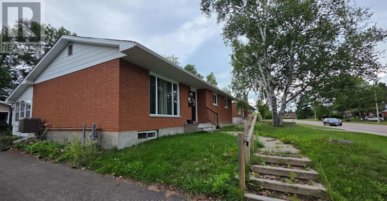 32 Park Drive, Petawawa, ON, K8H 2E1 - 2