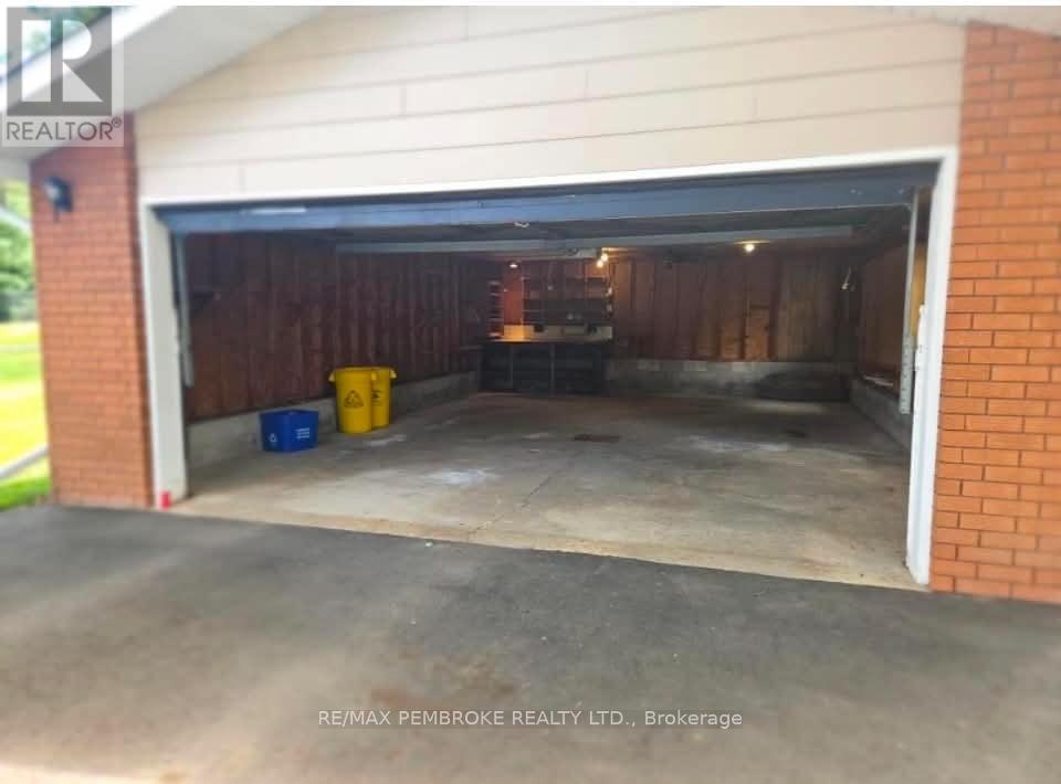 32 Park Drive, Petawawa, ON, K8H 2E1 - 3