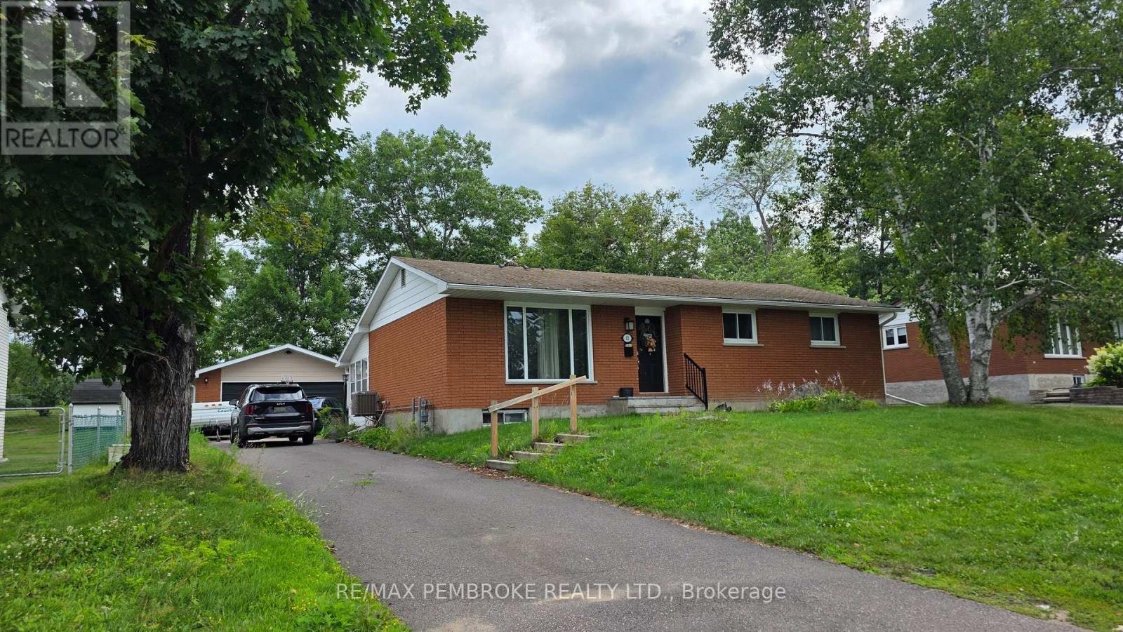32 Park Drive, Petawawa, ON, K8H 2E1