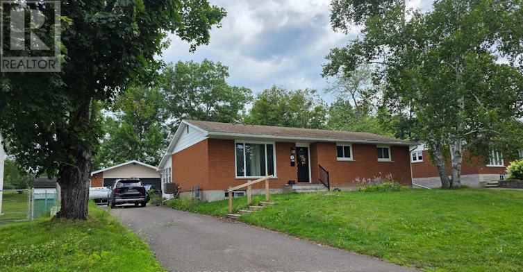 32 Park Drive, Petawawa, ON, K8H 2E1