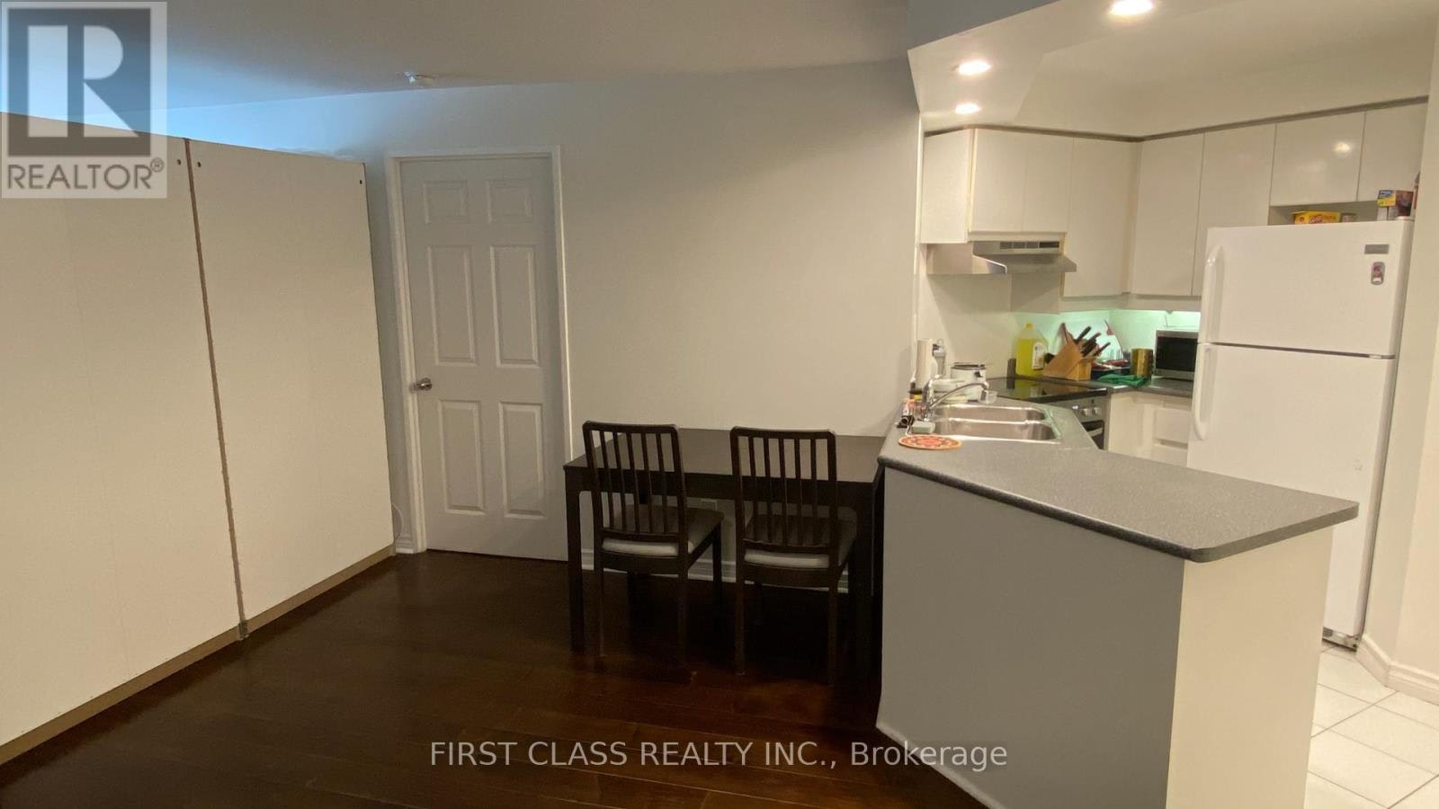303 Secondary Bedroom) 736 Bay Street, Toronto, ON, M5G 2M4 - 7