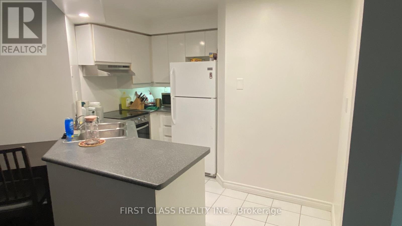 303 Secondary Bedroom) 736 Bay Street, Toronto, ON, M5G 2M4 - 6