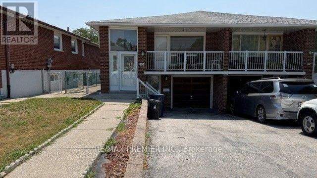 15 Madonna Gardens, Toronto, ON, M9L 2T5