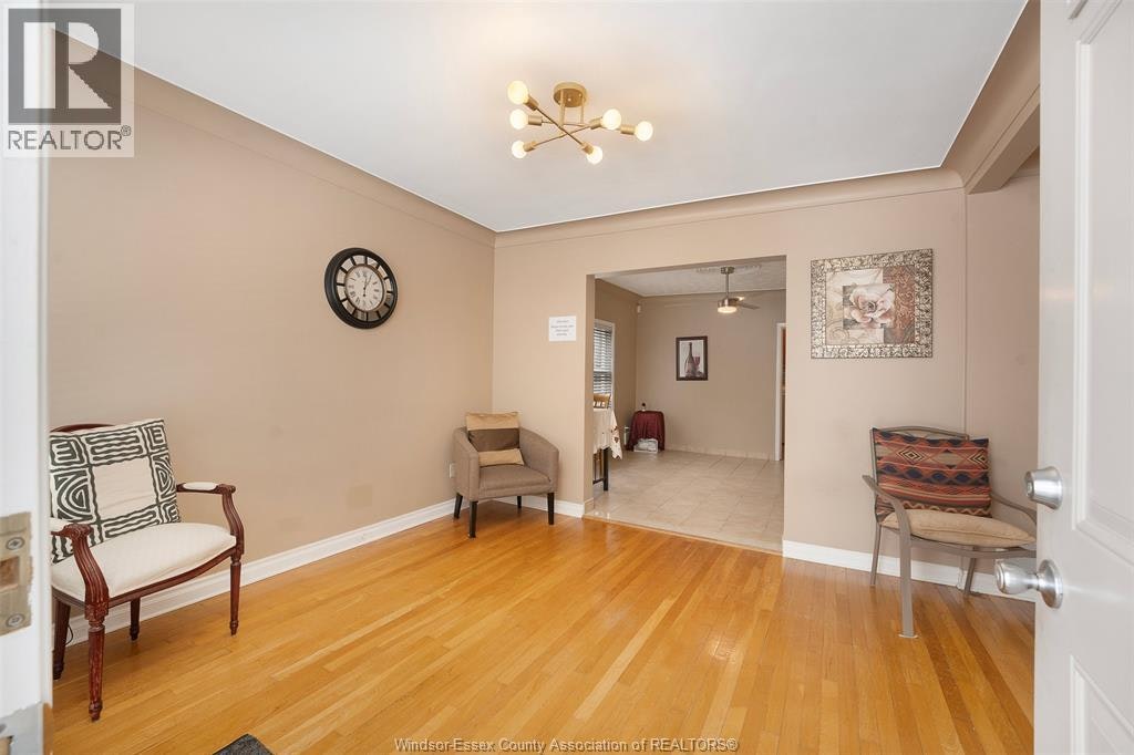 MAIN-907 Gladstone Avenue, Windsor, ON, N9A 2R5 - 2