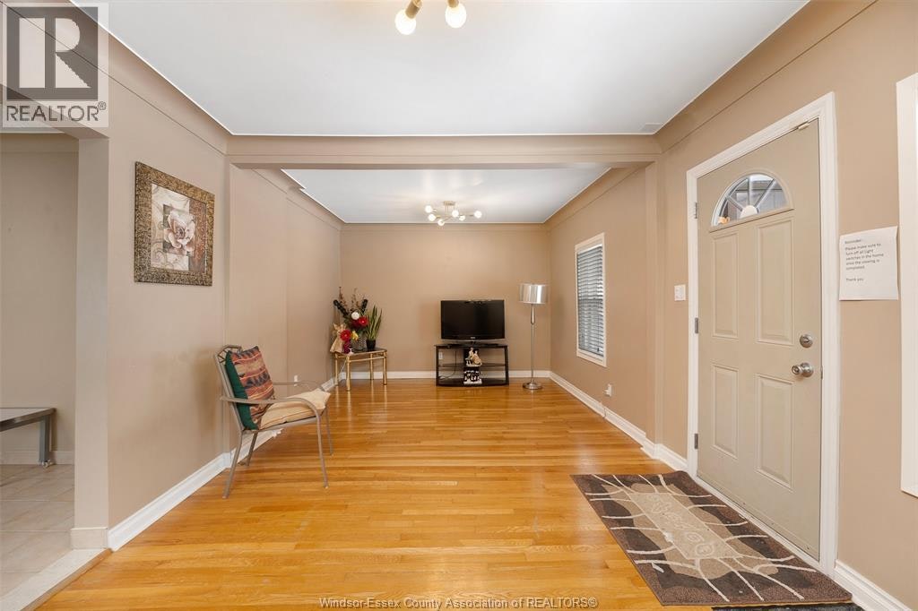 MAIN-907 Gladstone Avenue, Windsor, ON, N9A 2R5 - 3