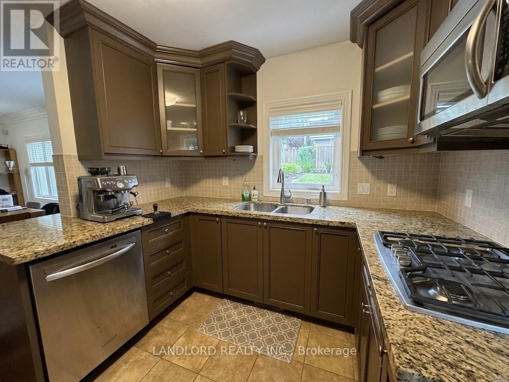 5 Lanbrooke Avenue, Toronto, ON, M2R 2C5 - 3