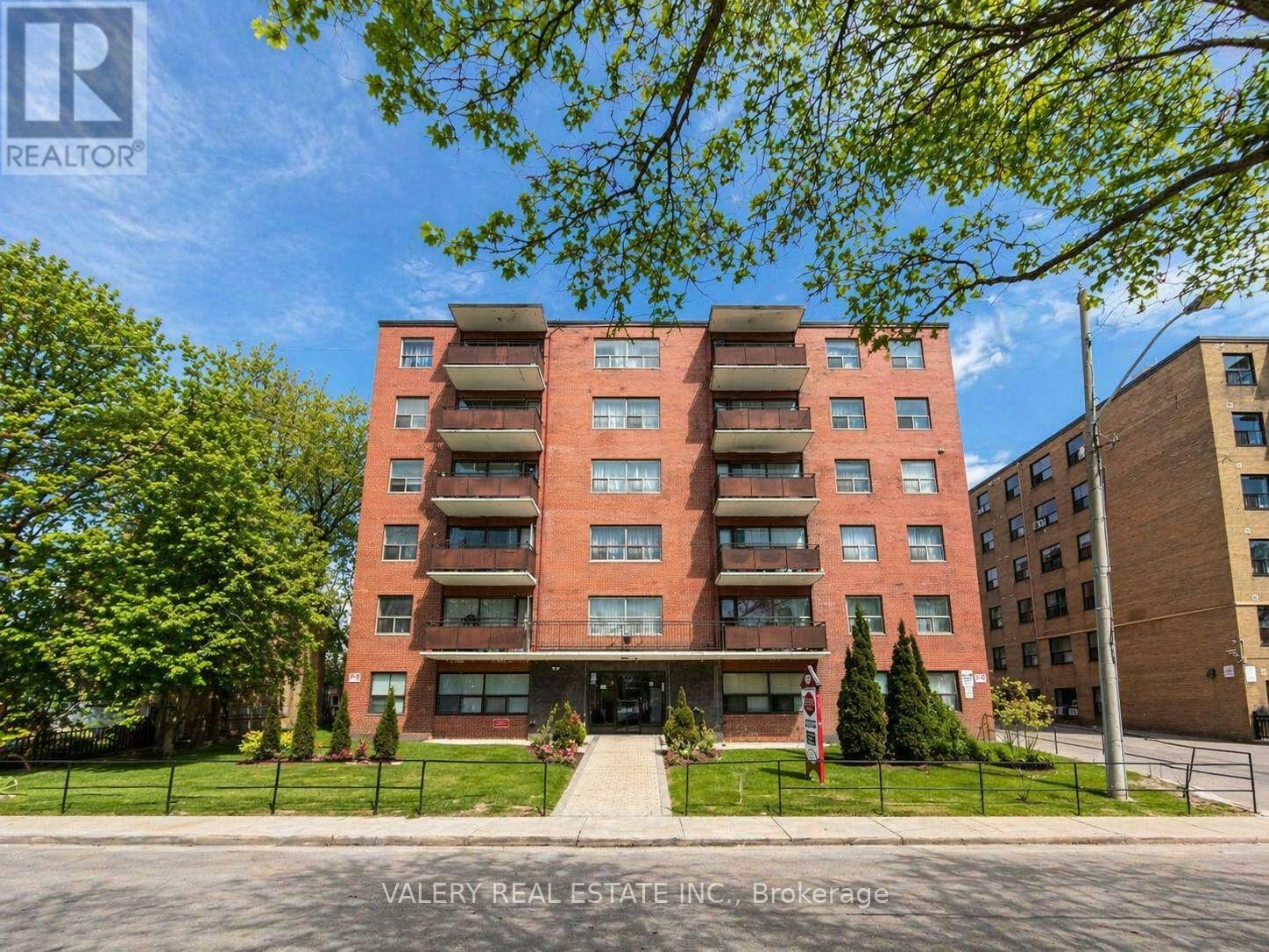 108-11 Glenburn Avenue, Toronto, ON, M4B 2X1