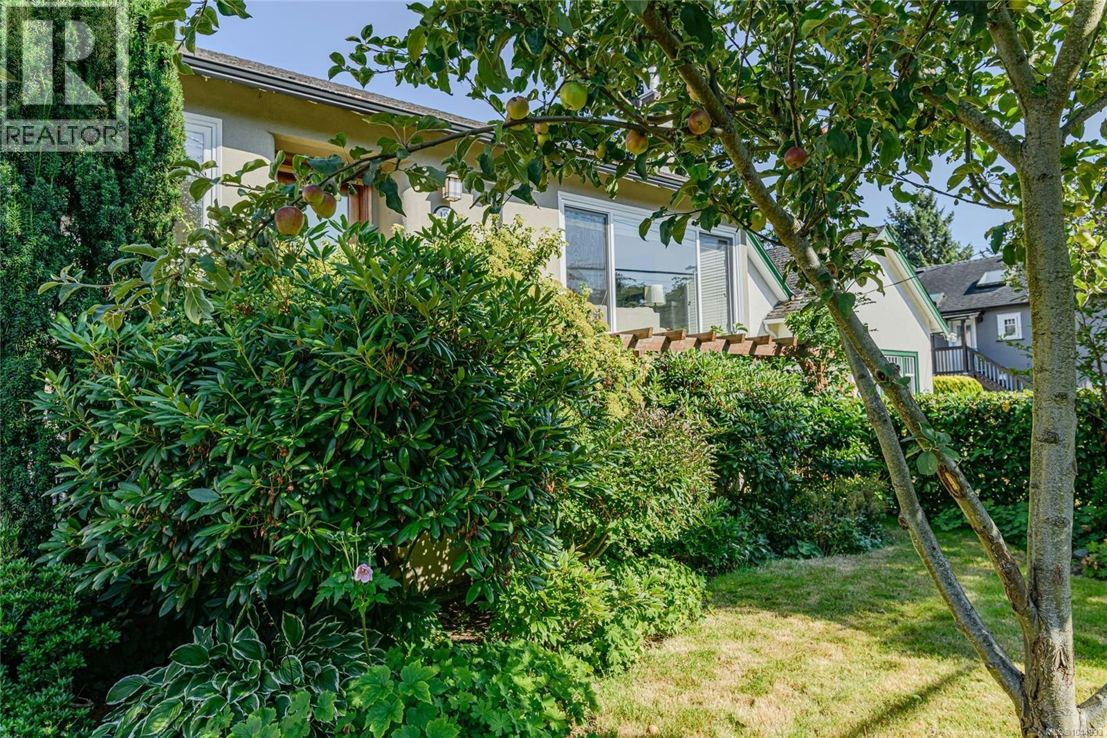 129 Moss Street, Victoria, BC, V8V 4M2