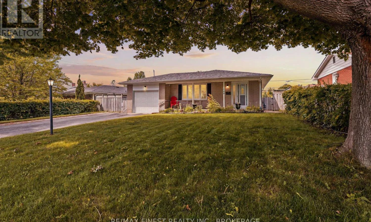 746 Laidlaw Crescent