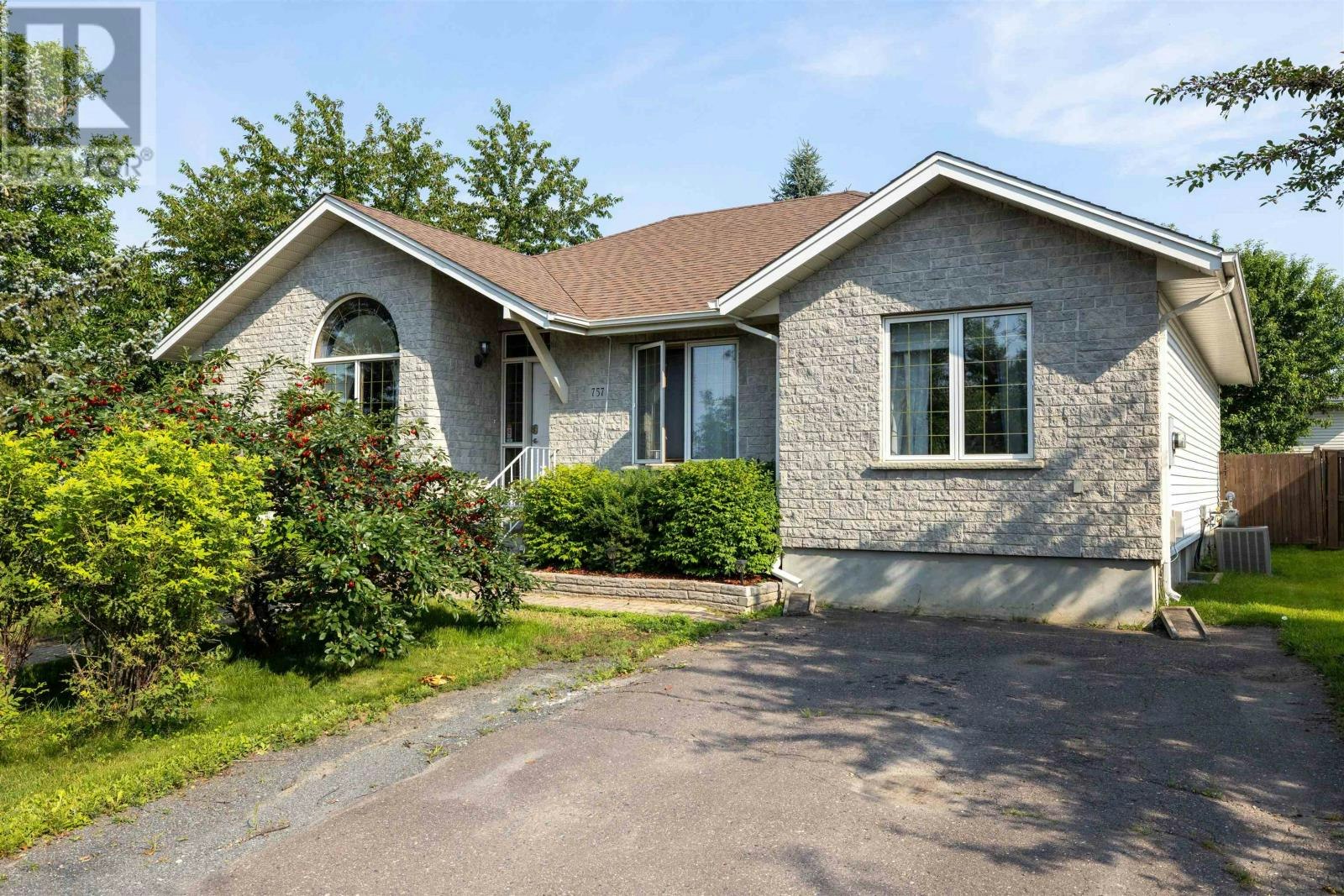 757 Porcupine Boulevard, Thunder Bay, ON, P7C 5Y9