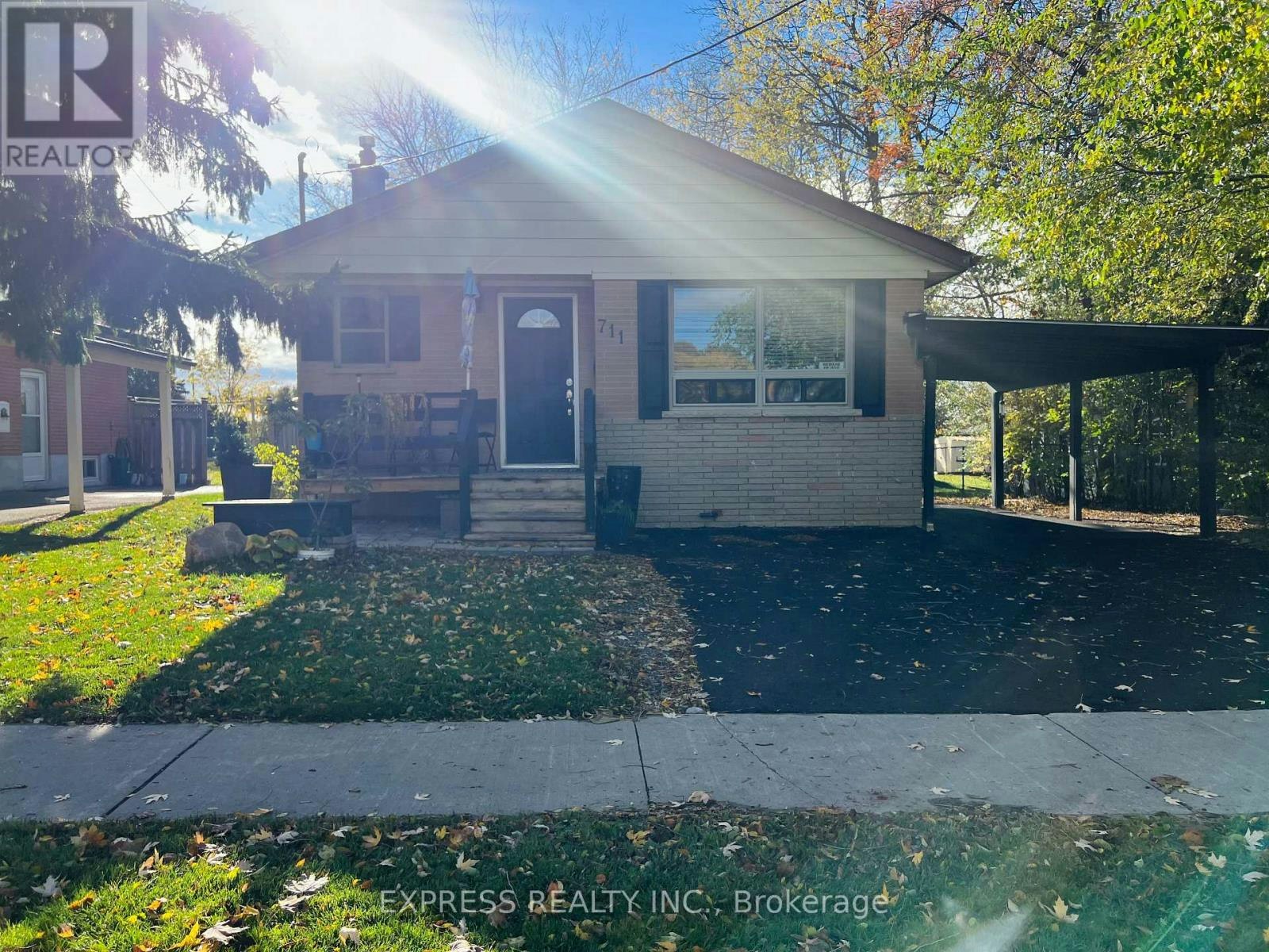BSMT-711 Dunlop Street W, Whitby, ON, L1N 1V4