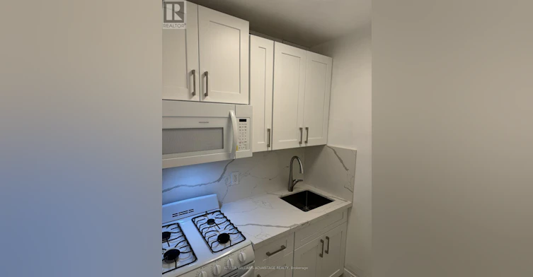 STUDIO 2ND FLOOR-347 Walmer Road, Toronto, ON, M5R 2Y3 - 2