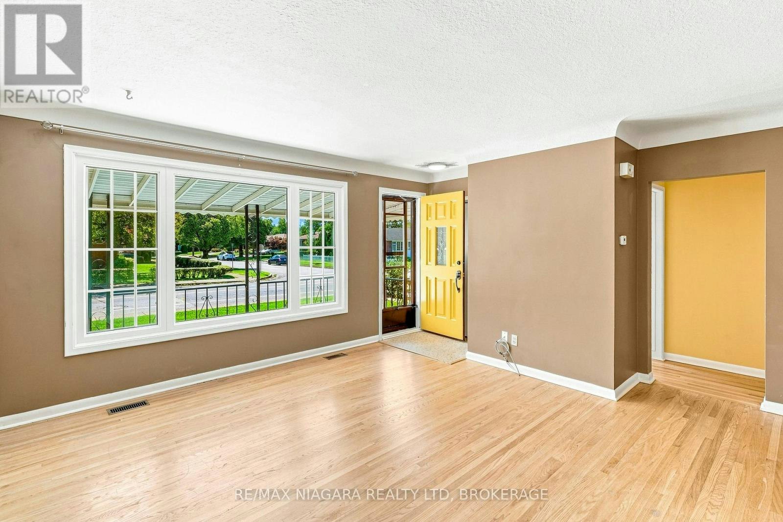 6521 Caledonia Street, Niagara Falls, ON, L2G 5A6 - 8