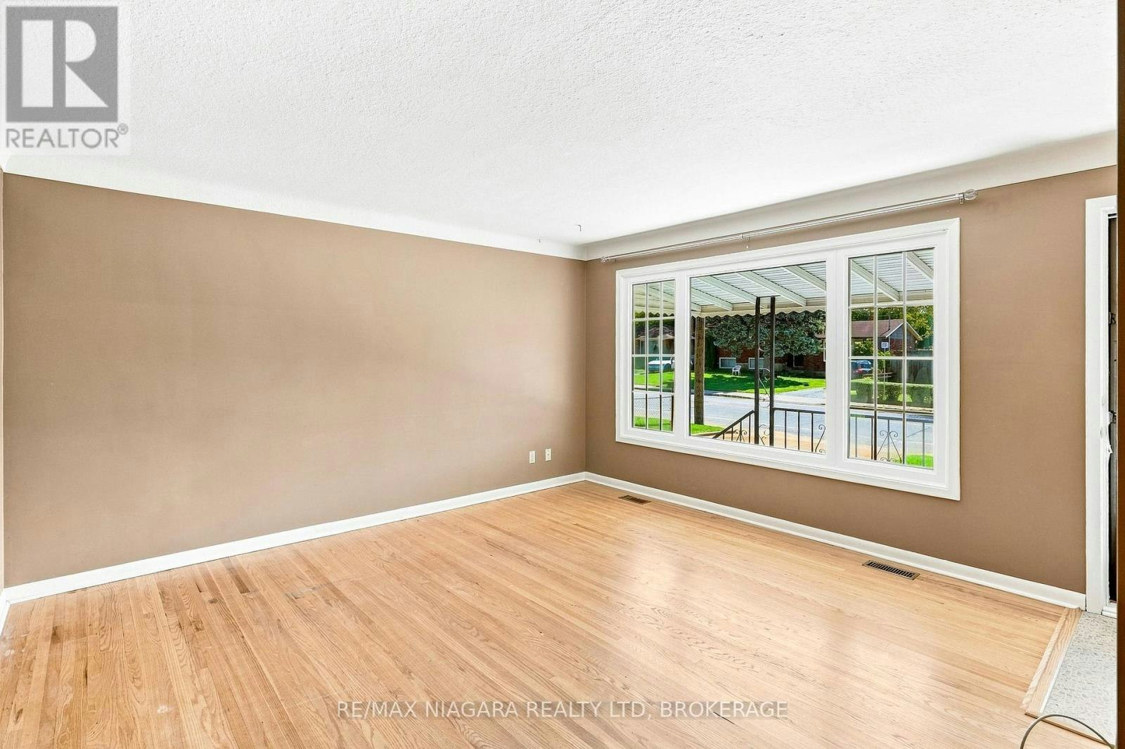 6521 Caledonia Street, Niagara Falls, ON, L2G 5A6 - 7