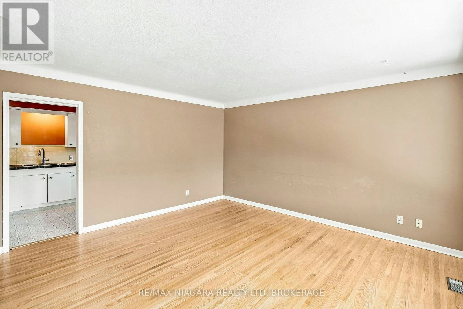 6521 Caledonia Street, Niagara Falls, ON, L2G 5A6 - 6