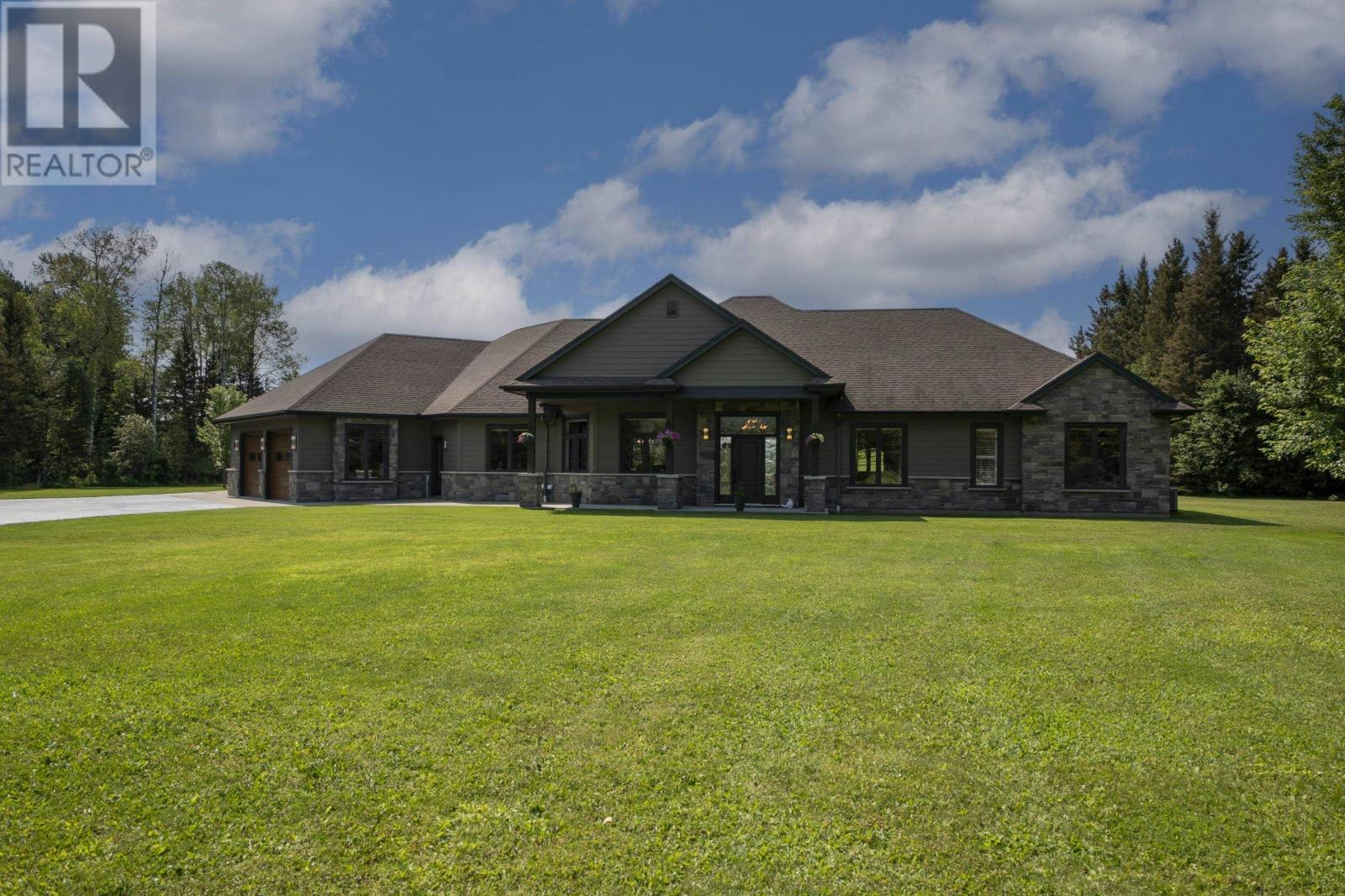 2422 Broadway Avenue, Thunder Bay, ON, P7K 1K7
