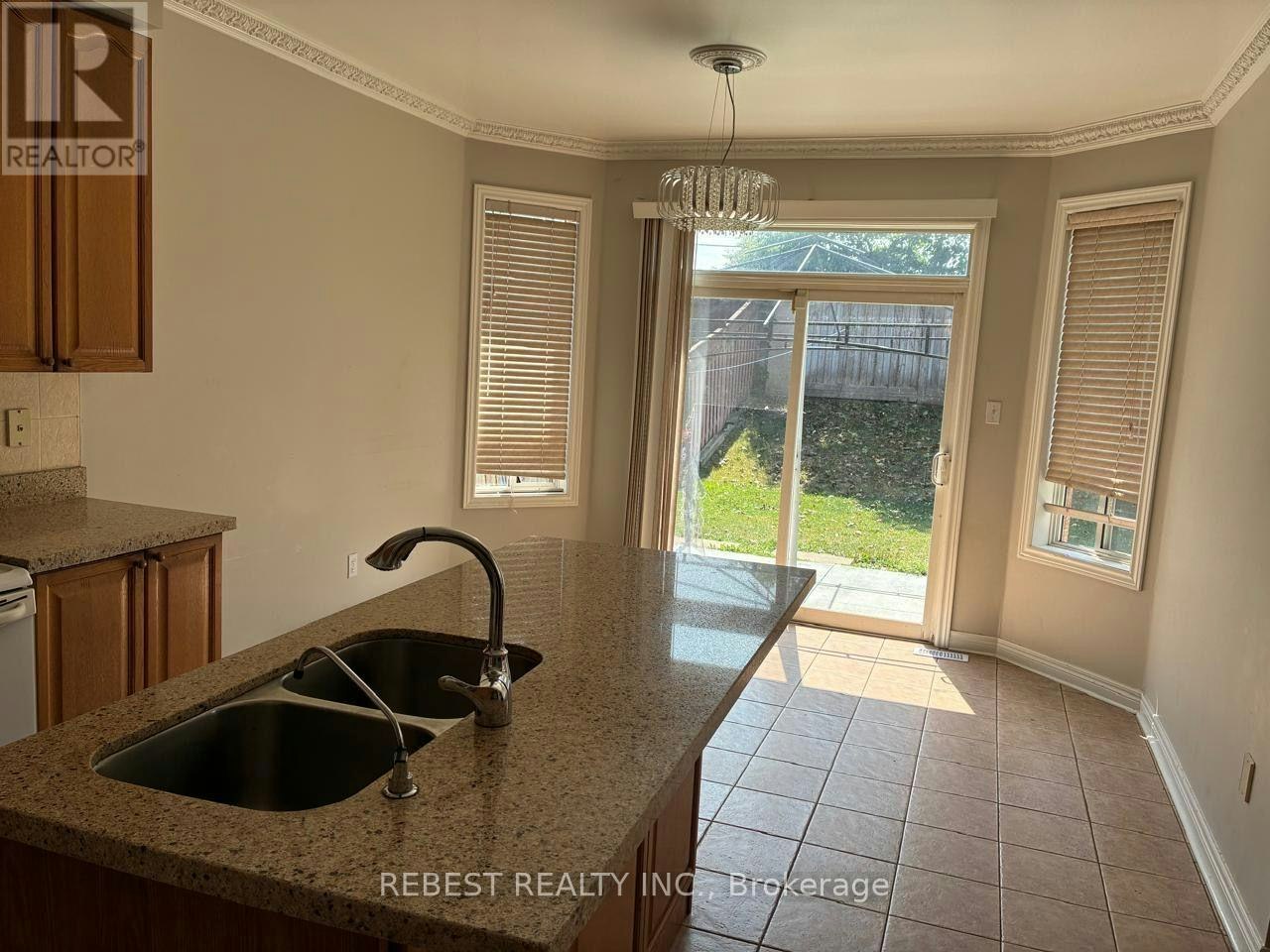 18 Village Lake Crescent, Brampton, ON, L6S 6K2 - 4