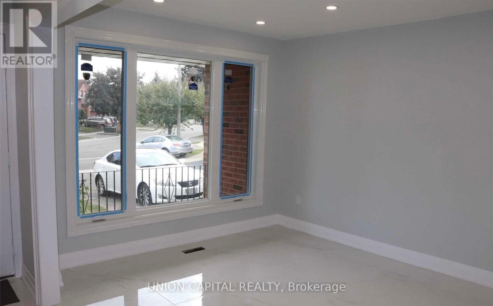 3210 Fairfox Crescent, Mississauga, ON, L4X 2V8 - 2