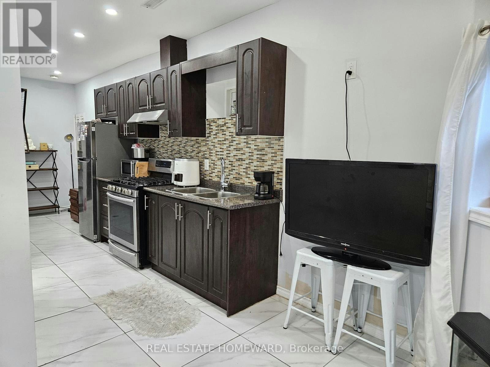 LOWER-141 Coxwell Avenue, Toronto, ON, M4L 3B4