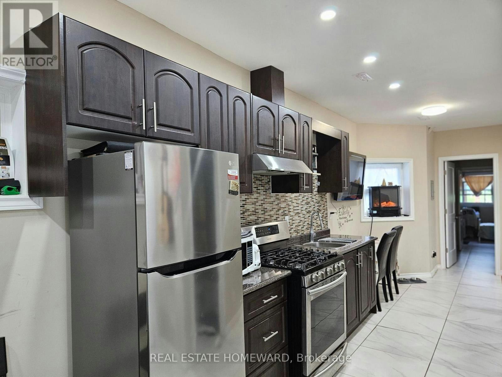 LOWER-141 Coxwell Avenue, Toronto, ON, M4L 3B4 - 3