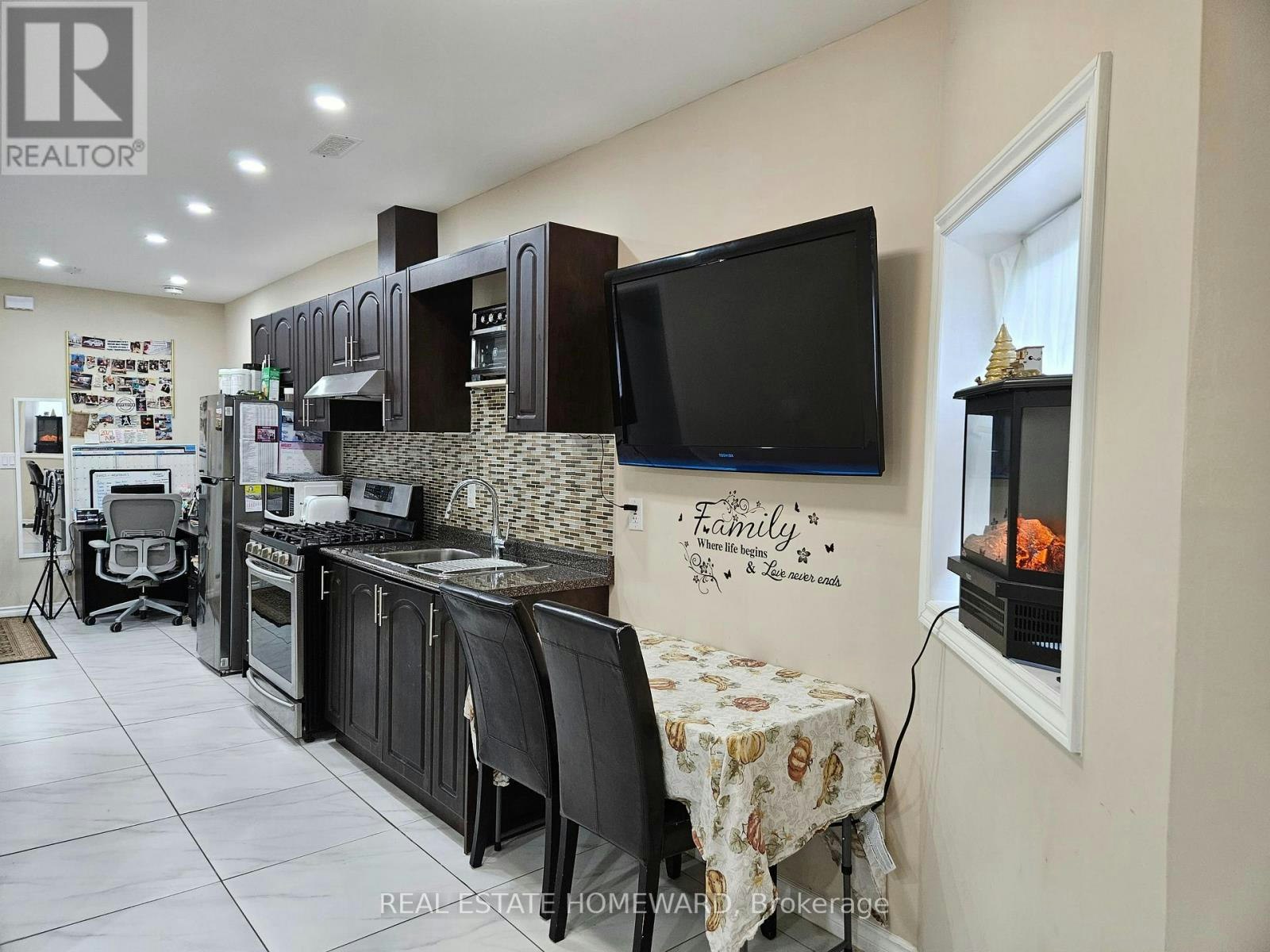 LOWER-141 Coxwell Avenue, Toronto, ON, M4L 3B4 - 4