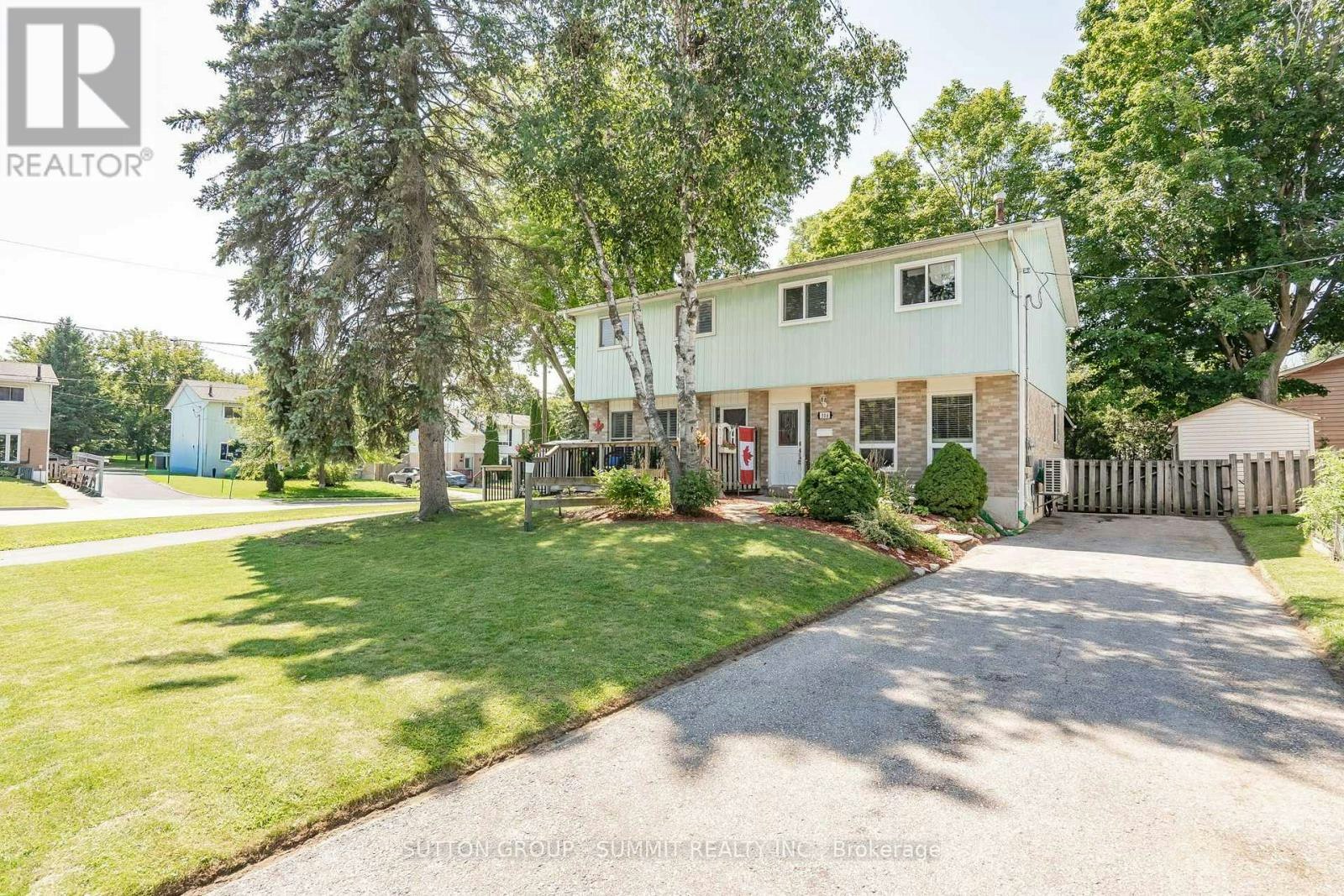 306 Oakwood Court, Newmarket, ON, L3Y 3C8