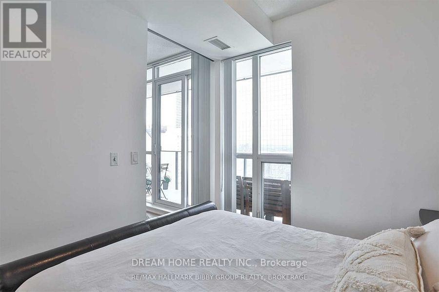 2405-770 Bay Street, Toronto, ON, M5G 1N6 - 13