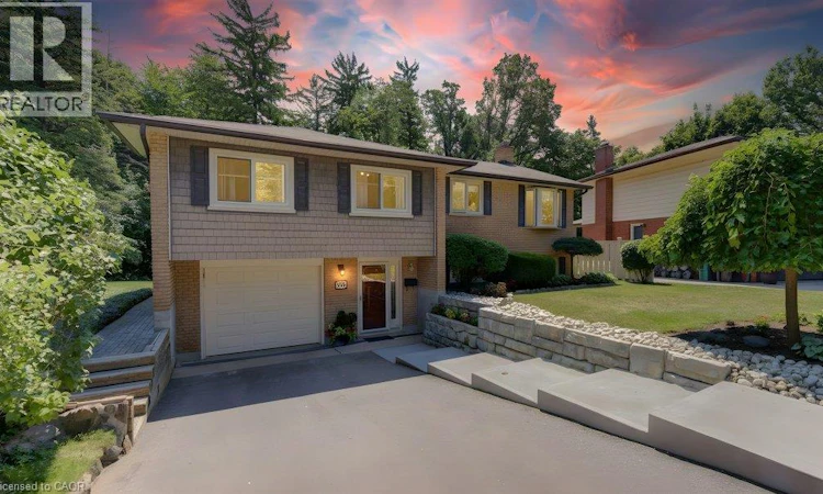 518 Twin Oaks Crescent