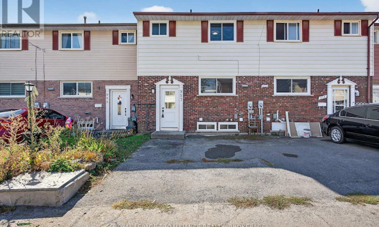 957 Oakview Avenue