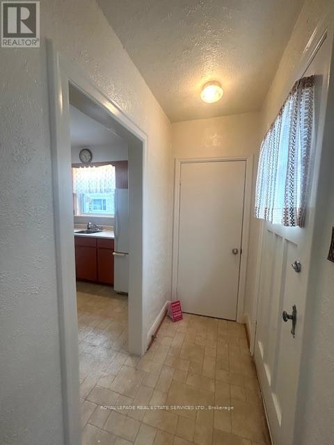 UPPER Level 6 Hiawatha Parkway, Mississauga, ON, L5G 3R7 - 3