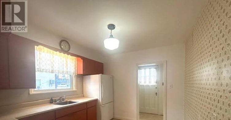 UPPER Level 6 Hiawatha Parkway, Mississauga, ON, L5G 3R7 - 11