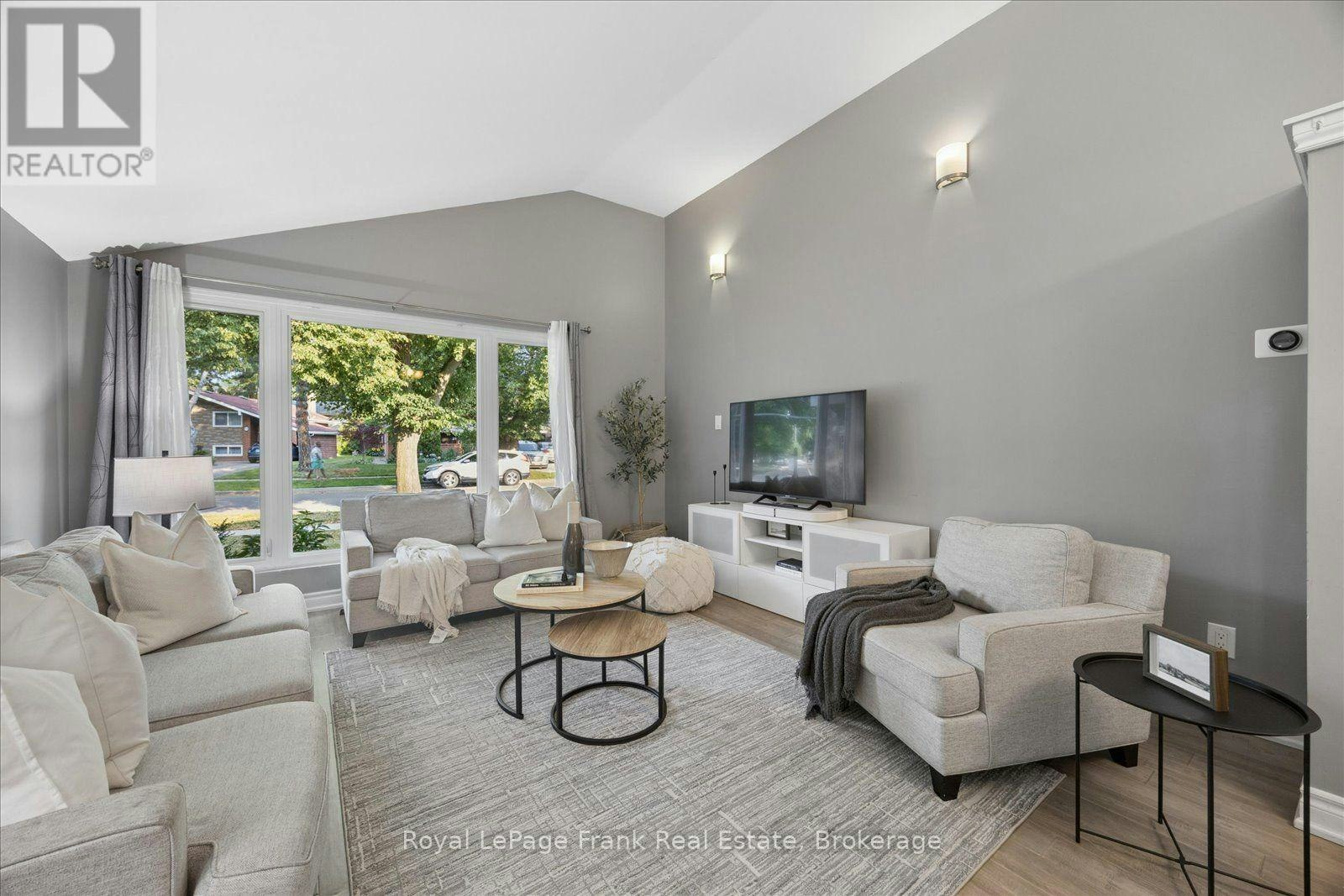 2 Rosswood Crescent, Toronto, ON, M1P 3N2