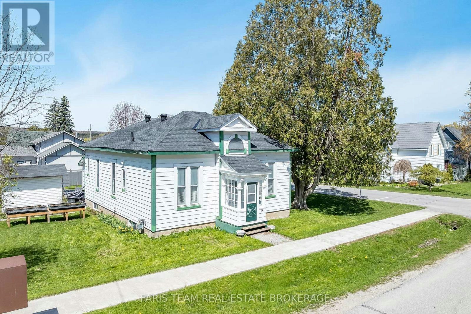 16 Peel Street, Penetanguishene, ON, L9M 1A6