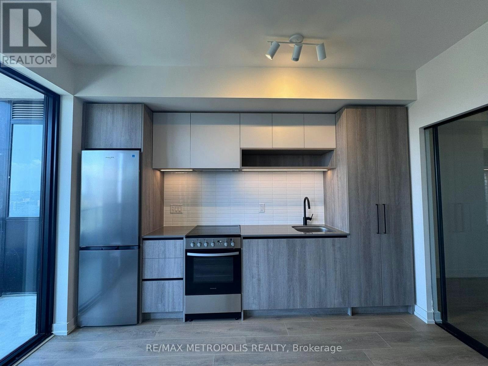 1418-181 Sterling Road, Toronto, ON, M6R 2B2 - 2