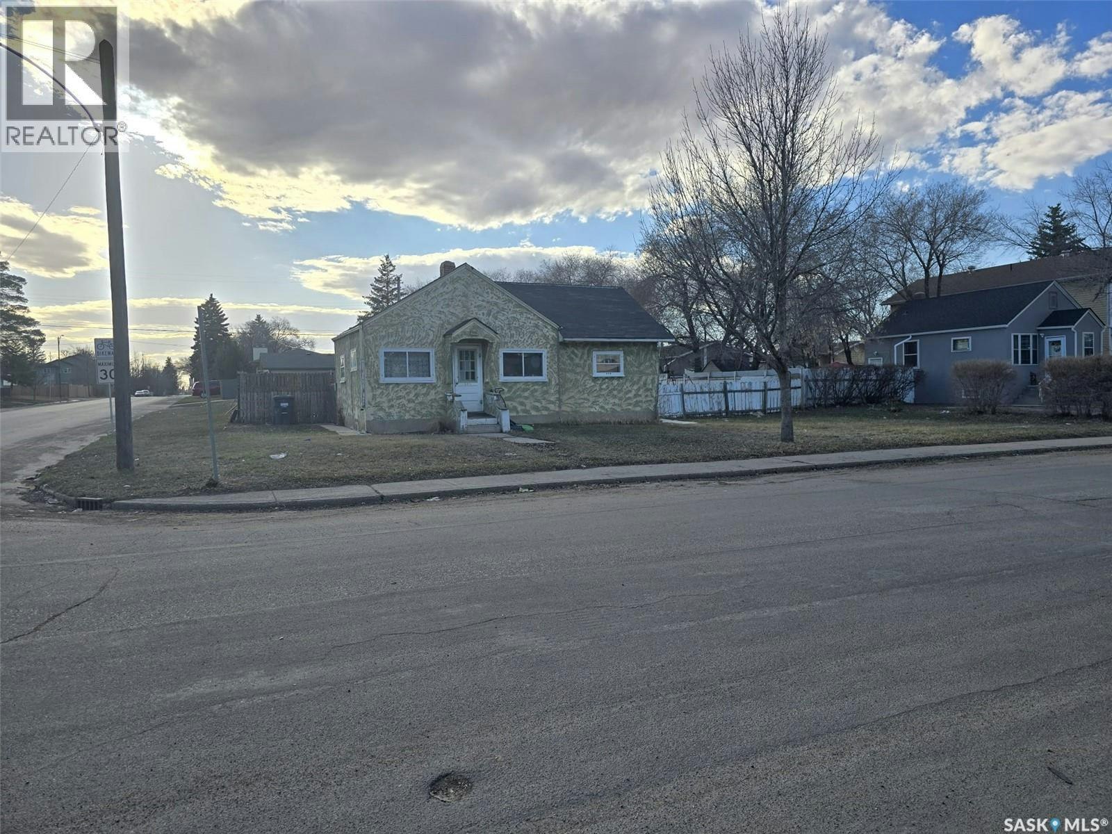 201 R Avenue N, Saskatoon, SK, S7L 2Y6