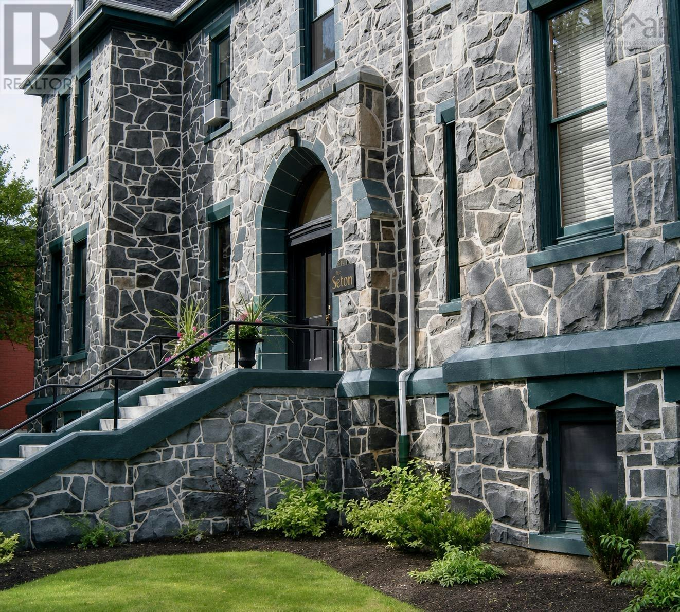 101-5355 Russell, Halifax, NS, B3K 1W8