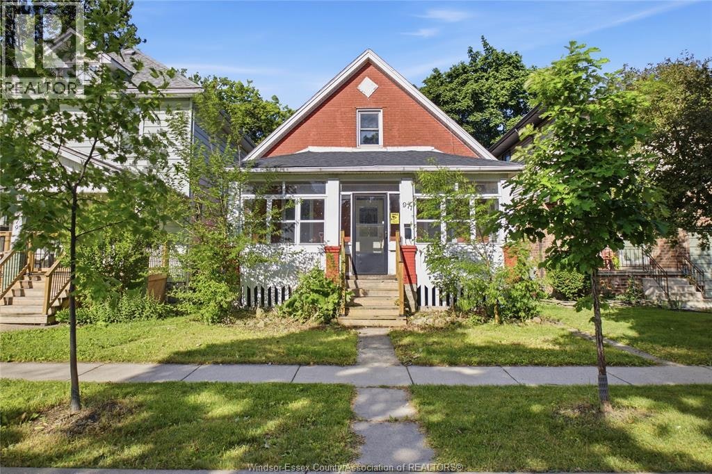 977 Gladstone, Windsor, ON, N9A 2R5