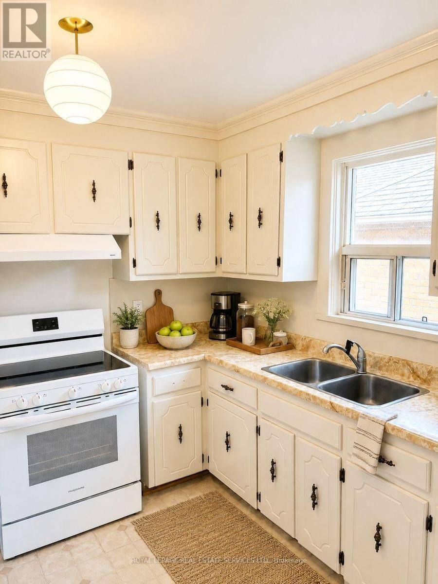100 Ballacaine Drive, Toronto, ON, M8Y 4B8 - 6